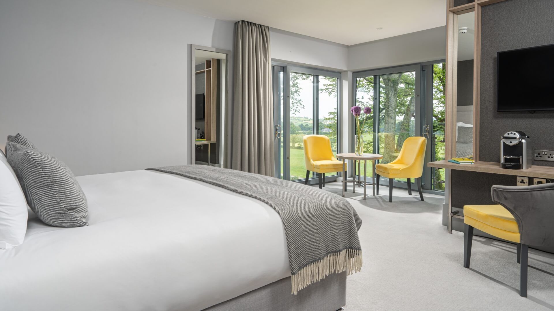 Deluxe King Bedroom (1)