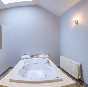 Woodlodge Bathroom at Killeavy Castle Estate
